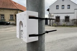 OEM TP-LINK adaptér držáků kamer D-TC3XX-C,D-TC5XX-C,D-TC5XX-CL pro uchycení na sloup (60-130mm), bílý s krytkou kabelů(1ks)
