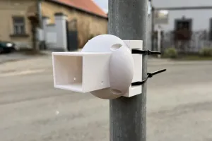 OEM TP-LINK adaptér držáků kamer D-TC3XX-C,D-TC5XX-C,D-TC5XX-CL pro uchycení na sloup (60-130mm), bílý s krytkou kabelů(1ks)
