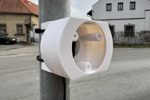 OEM TP-LINK adaptér držáků kamer D-TC3XX-C,D-TC5XX-C,D-TC5XX-CL pro uchycení na sloup (60-130mm), bílý s krytkou kabelů(1ks)
