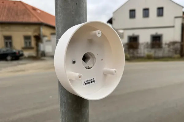 OEM TP-LINK adaptér držáků kamer D-TC3XX-C,D-TC5XX-C,D-TC5XX-CL pro uchycení na sloup (60-130mm), bílý s krytkou kabelů(1ks)