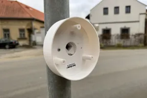 OEM TP-LINK adaptér držáků kamer D-TC3XX-C,D-TC5XX-C,D-TC5XX-CL pro uchycení na sloup (60-130mm), bílý s krytkou kabelů(1ks)