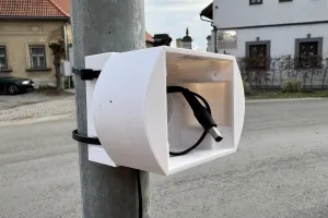 OEM TP-LINK adaptér držáků kamer D-TC3XX-C,D-TC5XX-C,D-TC5XX-CL pro uchycení na sloup (60-130mm), bílý s krytkou kabelů(1ks)