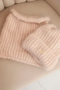 Legínovo Dámsky set: zimná čiapka a nákrčník s ozdobným emblémom v béžovej farbe Farba: Béžová, Veľkosť: UNI