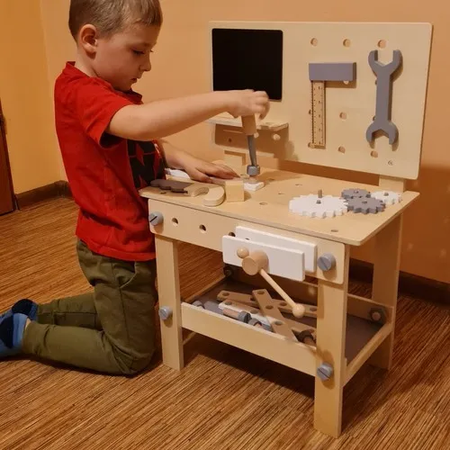 Drevenýpracovnýstolíksnáradímpremalýchmajstrov