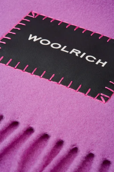 Šál Woolrich Big Logo Patch Scarf Liatris