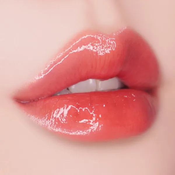 Unleashia Sisua Popcorn Syrup Lip Plumper hydratačný lesk na pery odtieň No.1 Strawberry Cream 3.8 g