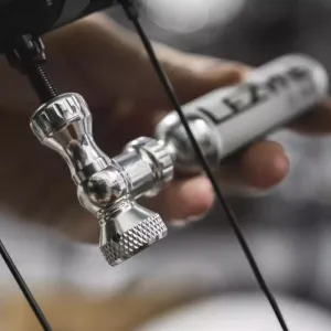 Pumpa na bicykel LEZYNE CONTROL DRIVE CO2 SILVER GLOSS WITH 25G CARTRIDGE