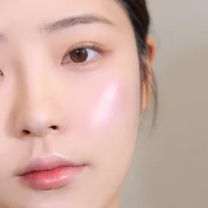 espoir Tone Pairing Highlighter rozjasňovač na tvár a očné okolie so štetcom odtieň Pink Marine 9.6 g