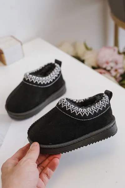 Children's ankle snow boots on a platform insulated with fur black Vilabria