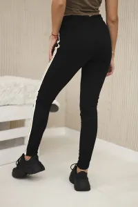 Bavlnené nohavice so zlatým lampasom čierne Farba: Čierna, Veľkosť: 2XL