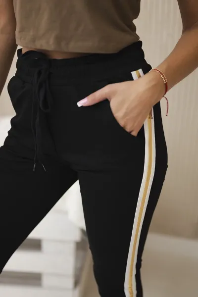 Bavlnené nohavice so zlatým lampasom čierne Farba: Čierna, Veľkosť: 2XL