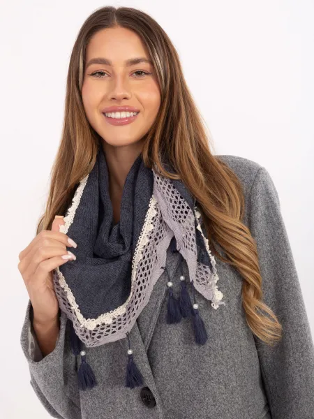 Tmavomodrý šál s ozdobnými strapcami