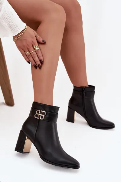 Dámske členkové topánky na podpätku s ozdobným remienkom