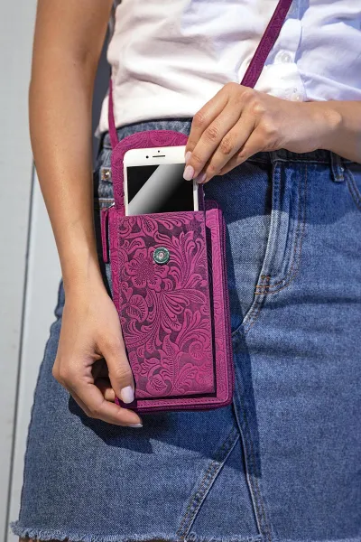 Weltbild Dámská kožená kabelka na mobil Tendrils, magenta