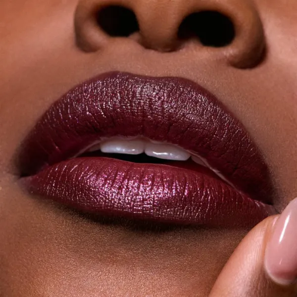 MAC Cosmetics Dazzlelips Crayon trblietavý rúž v ceruzke odtieň Grapeful 1.5 g