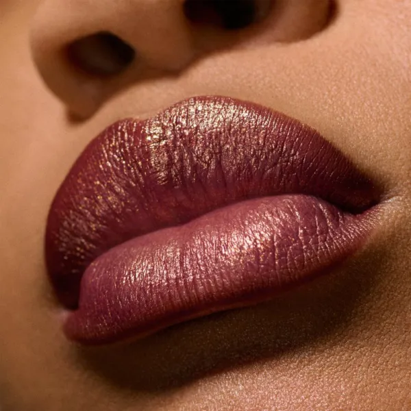 MAC Cosmetics Dazzlelips Crayon trblietavý rúž v ceruzke odtieň Mauve Matter 1.5 g