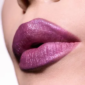 MAC Cosmetics Dazzlelips Crayon trblietavý rúž v ceruzke odtieň Lunar Violet 1.5 g