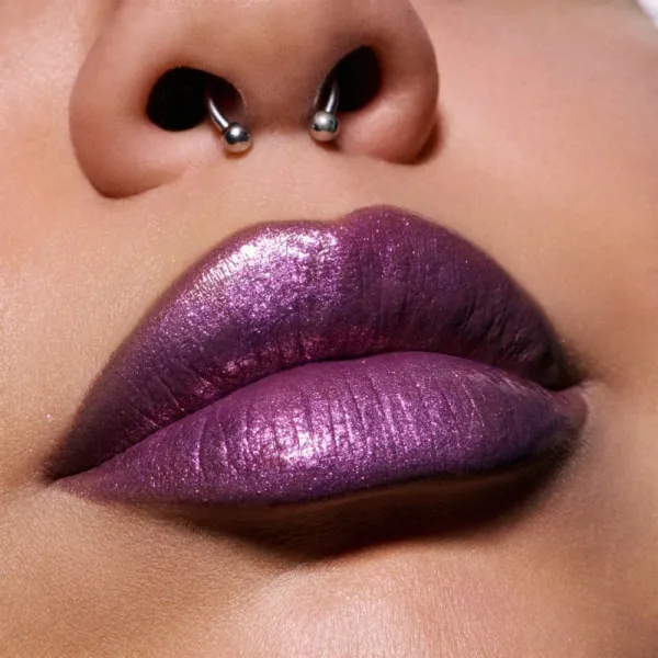 MAC Cosmetics Dazzlelips Crayon trblietavý rúž v ceruzke odtieň Lunar Violet 1.5 g