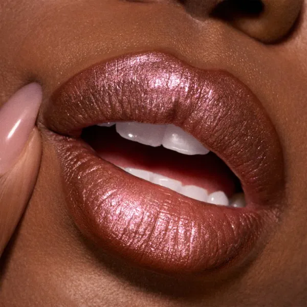 MAC Cosmetics Dazzlelips Crayon trblietavý rúž v ceruzke odtieň Lightning Bug 1.5 g