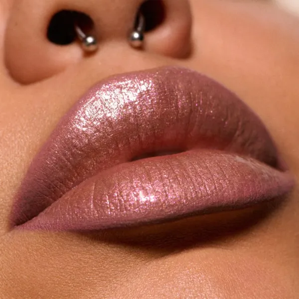 MAC Cosmetics Dazzlelips Crayon trblietavý rúž v ceruzke odtieň Lightning Bug 1.5 g