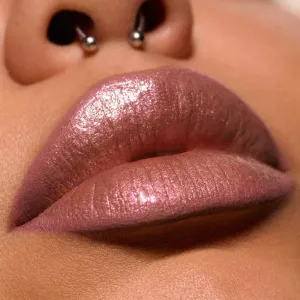 MAC Cosmetics Dazzlelips Crayon trblietavý rúž v ceruzke odtieň Lightning Bug 1.5 g