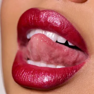 MAC Cosmetics Dazzlelips Crayon trblietavý rúž v ceruzke odtieň Red Halo 1.5 g