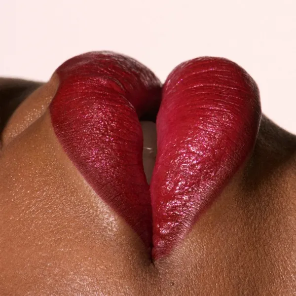 MAC Cosmetics Dazzlelips Crayon trblietavý rúž v ceruzke odtieň Red Halo 1.5 g