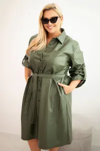 Legínovo Dámske šaty z eko-kože Plus Size s opaskom a golierom hnedé Farba: Béžová, Veľkosť: 2XL/3XL