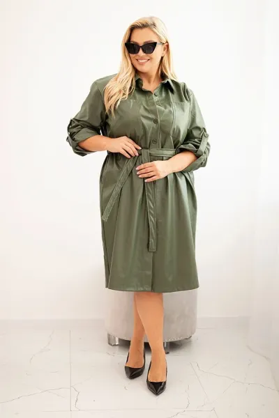 Legínovo Dámske šaty z eko-kože Plus Size s opaskom a golierom hnedé Farba: Béžová, Veľkosť: 2XL/3XL