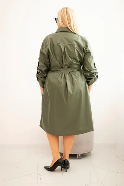 Legínovo Dámske šaty z eko-kože Plus Size s opaskom a golierom hnedé Farba: Béžová, Veľkosť: 2XL/3XL