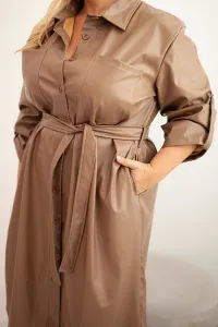 Legínovo Dámske šaty z eko-kože Plus Size s opaskom a golierom hnedé Farba: Béžová, Veľkosť: 2XL/3XL