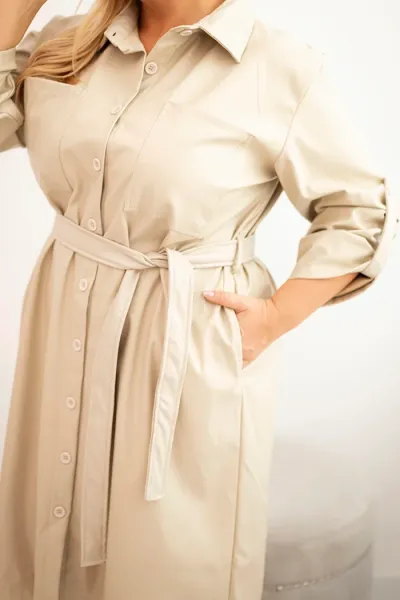 Legínovo Dámske šaty z eko-kože Plus Size s opaskom a golierom hnedé Farba: Béžová, Veľkosť: 2XL/3XL