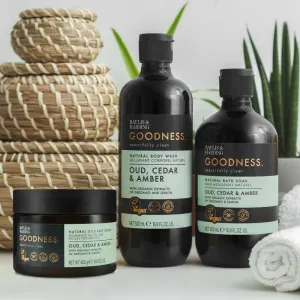 Baylis & Harding Goodness Oud, Cedar & Amber soľný peeling na telo 450 g