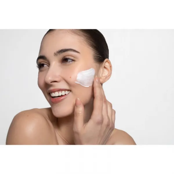 Revuele Vitamin C Moisturizer SPF 20 hydratačný a rozjasňujúci pleťový krém SPF 20 50 ml