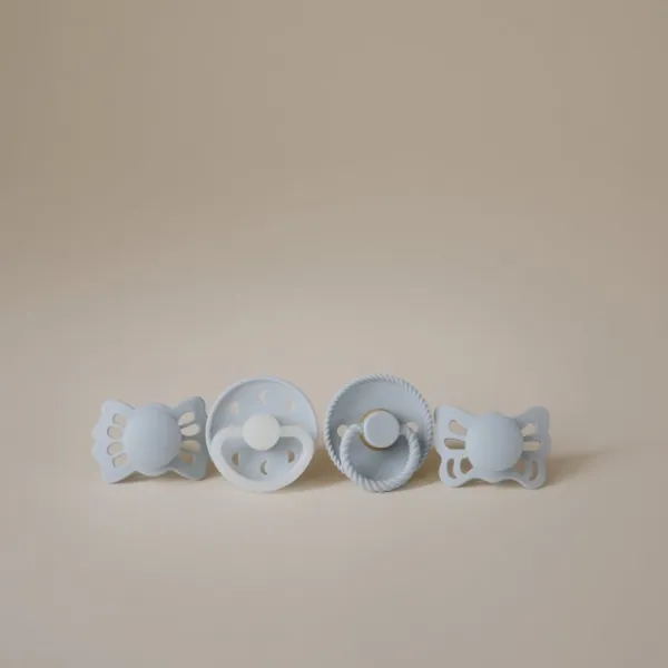FRIGG Baby's First Pacifier​ Moonlight Sailing cumlík Powder Blue