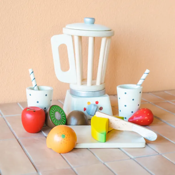 Drevený smoothie mixér s ovocím