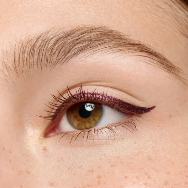 essence COLOUR it! metalická očná linka odtieň 02 Dark Cherry 3 ml