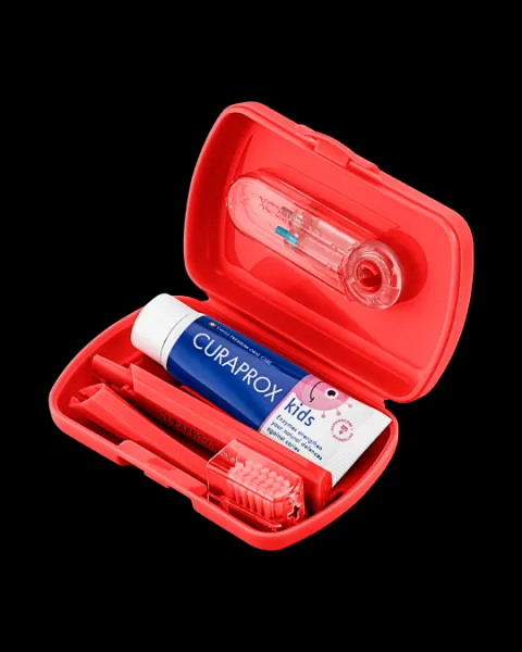 CURAPROX Kids travel set (červený (1x zubná kefka, 2x medzizubná kefka CPS, 1x zubná pasta melón 6+ 10 ml, 1x nálepka) 1x1 set)