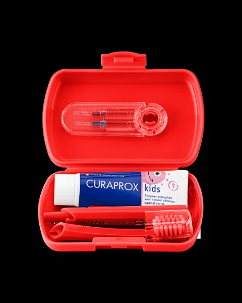 CURAPROX Kids travel set (červený (1x zubná kefka, 2x medzizubná kefka CPS, 1x zubná pasta melón 6+ 10 ml, 1x nálepka) 1x1 set)