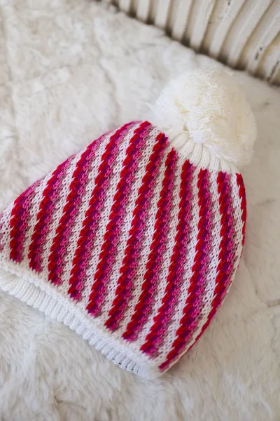 Legínovo Dámska čiapka s brmbolcom Hanna K328 biela + fuksia Farba: Biela, Veľkosť: UNI