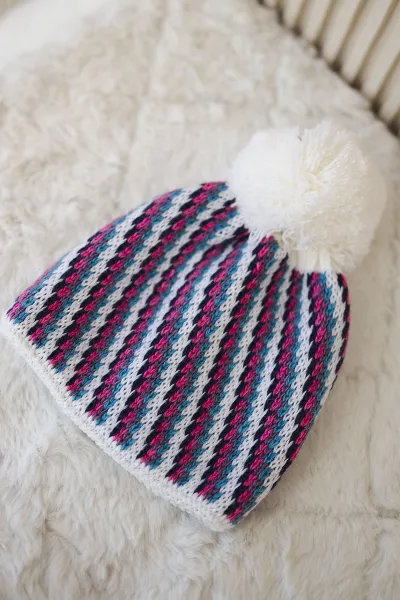 Legínovo Dámska čiapka s brmbolcom Hanna K328 biela + fuksia Farba: Biela, Veľkosť: UNI