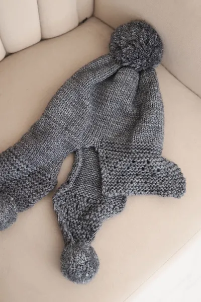 Kesi Dámska zimná čiapka s vlneným šiltom a pomponmi K475 grafitová