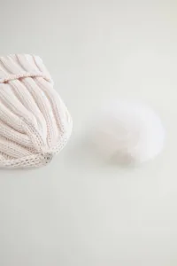 Čapica Woolrich Beanie Cashmere Pom Pom Milky Cream