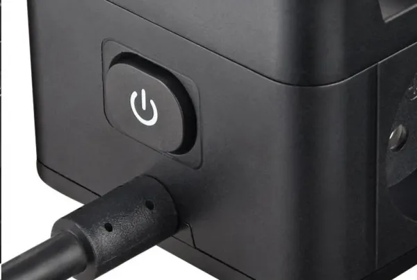 Viking síťový adaptér YC23H, 2x 230 V, 1x USB-A, 2x USB-C, dotykové světlo, funkce stojánku, černá