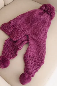 Dámska zimná čiapka s brmbolcami K475
