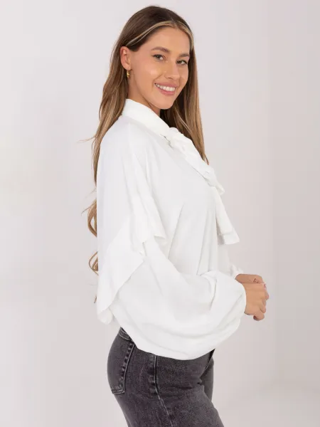 Elegantná biela blúzka s viazaním