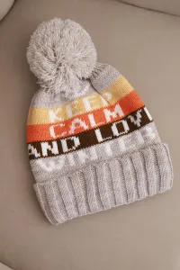 Dámska zimná čiapka s nápisom a brmbolcom