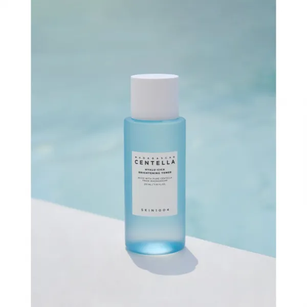SKIN1004 Madagascar Centella Hyalu-Cica Brightening Toner jemné exfoliačné tonikum pre rozjasnenie a hydratáciu 210 ml