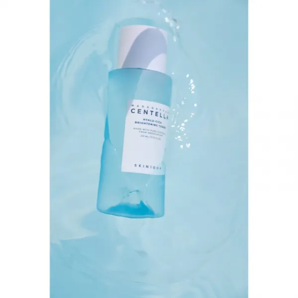 SKIN1004 Madagascar Centella Hyalu-Cica Brightening Toner jemné exfoliačné tonikum pre rozjasnenie a hydratáciu 210 ml