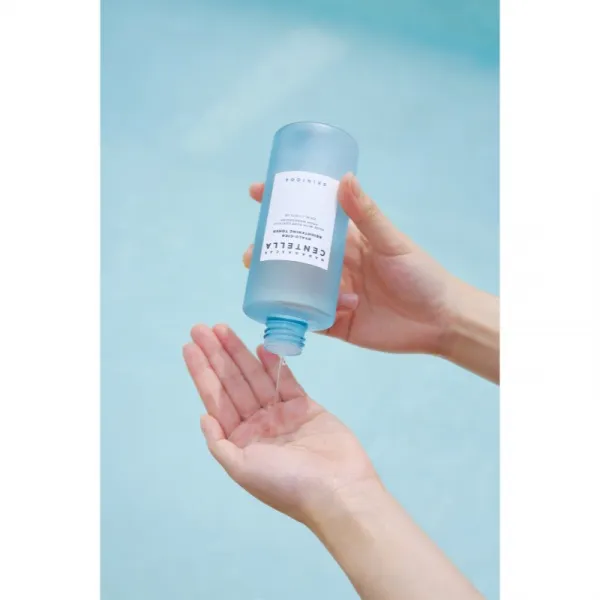 SKIN1004 Madagascar Centella Hyalu-Cica Brightening Toner jemné exfoliačné tonikum pre rozjasnenie a hydratáciu 210 ml